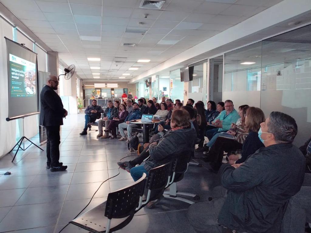 Asistentes durante la exposición en las dependencias municipales de Recoleta